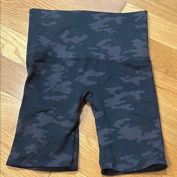 SPANX Black Camouflage Athletic Shorts - Picture 1 of 3